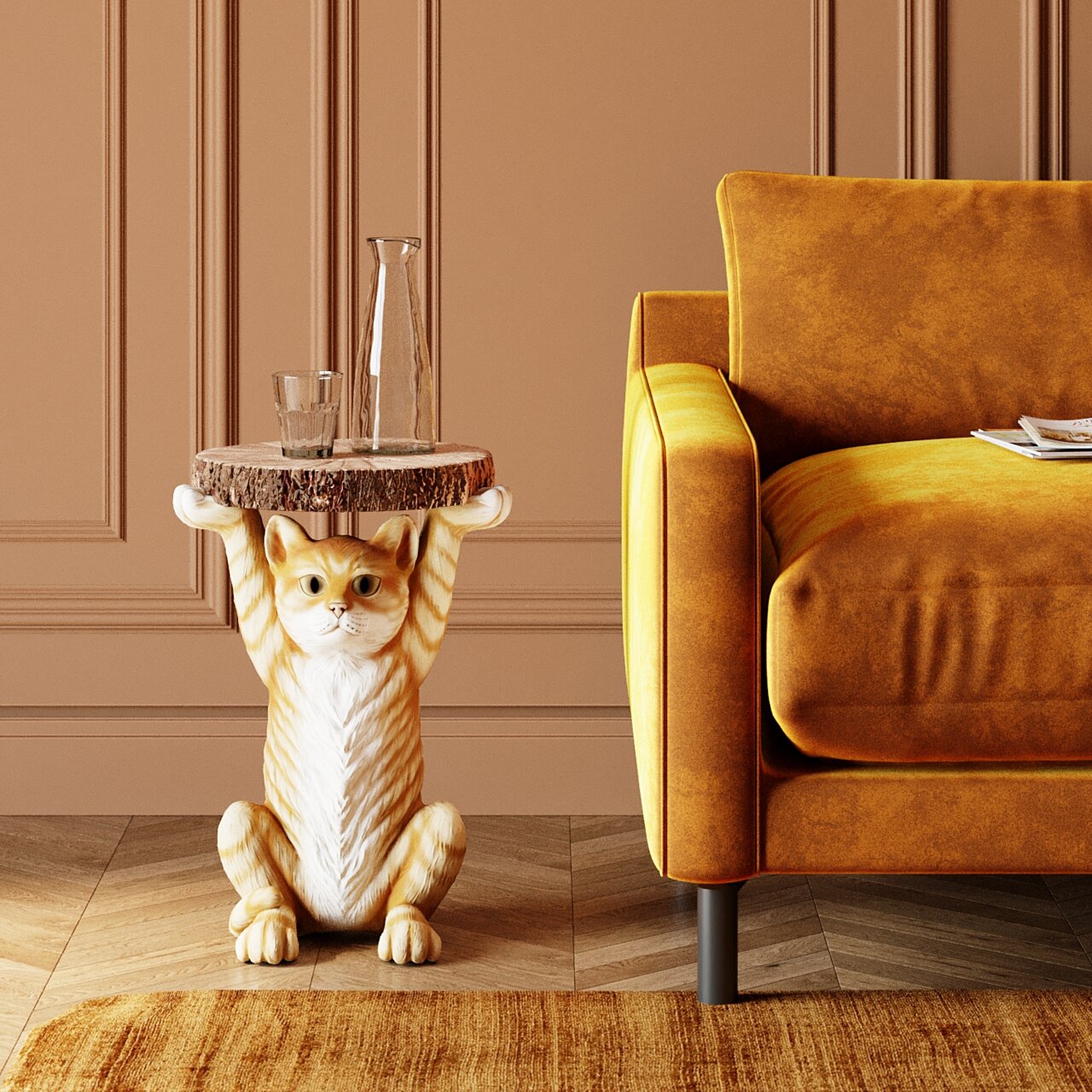 Karé Bijzettafel MS. CAT Beistelltisch in Form einer Katze, die eine runde Tischplatte aus Holz hält, neben einem gelben Sofa, seitliche Perspektive.