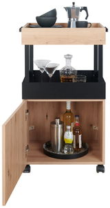 Bar-Servierwagen aus Holz und Metall mit geöffneter Tür, gefüllt mit Gläsern, Flaschen und einer Kaffeekanne, frontal betrachtet.