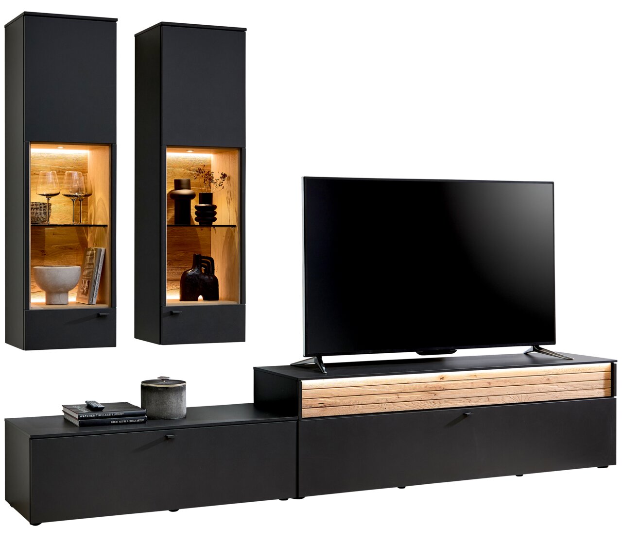 Moderne Wandkombination in schwarzem Design mit zwei hohen Vitrinen und einem TV-Board, frontal betrachtet.