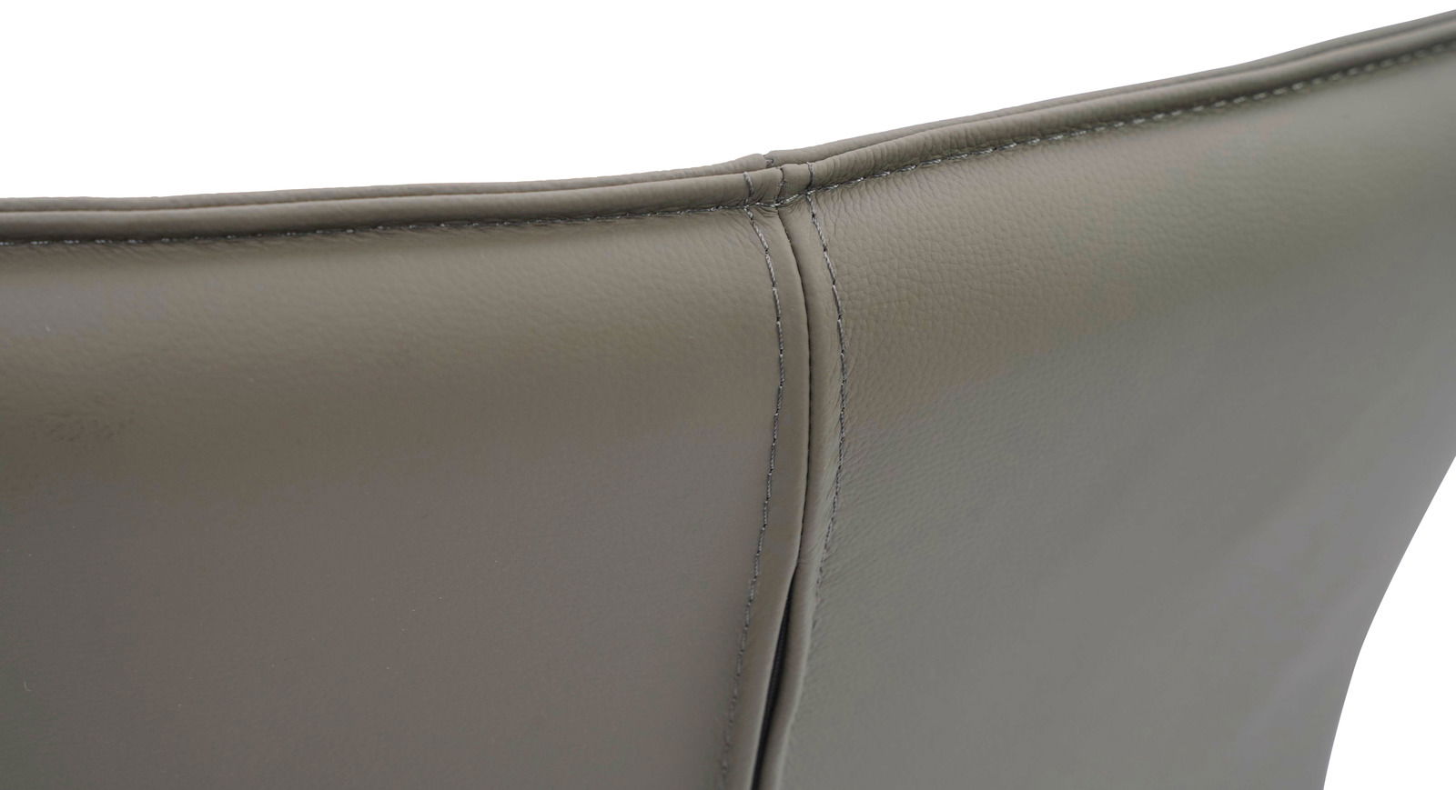 Nahaufnahme der Rückseite eines Armlehnstuhls mit grauem Lederbezug, Nahtdetail sichtbar.