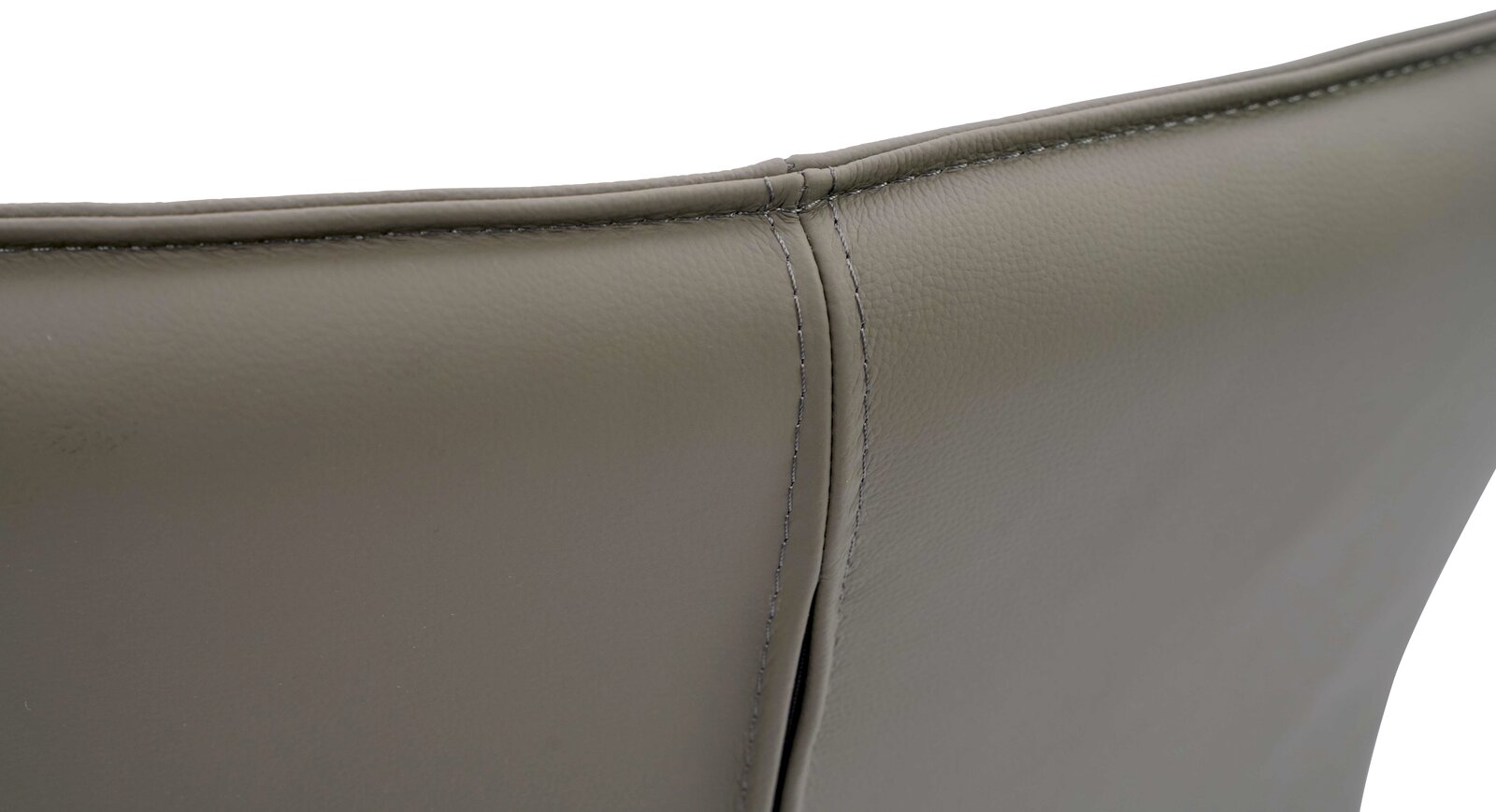 Nahaufnahme der Rückseite eines Armlehnstuhls mit grauem Lederbezug, Nahtdetail sichtbar.