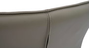 Nahaufnahme der Rückseite eines Armlehnstuhls mit grauem Lederbezug, Nahtdetail sichtbar.