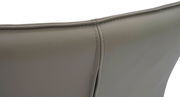 Nahaufnahme der Rückseite eines Armlehnstuhls mit grauem Lederbezug, Nahtdetail sichtbar.