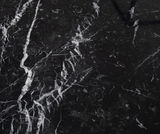 Nahaufnahme einer schwarzen Marmoroberfläche mit weißen Adern, Draufsicht