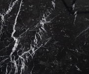 Nahaufnahme einer schwarzen Marmoroberfläche mit weißen Adern, Draufsicht