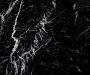 Nahaufnahme einer schwarzen Marmoroberfläche mit weißen Adern, Draufsicht