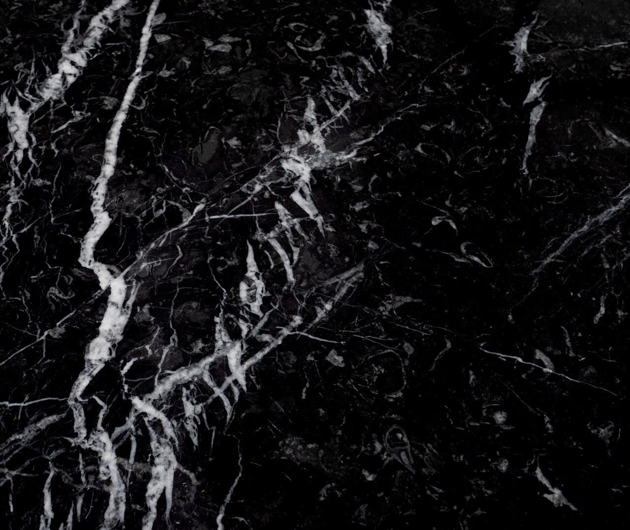 Zurbrüggen Beistelltisch JONAS 1 Nahaufnahme einer schwarzen Marmoroberfläche mit weißen Adern, Draufsicht