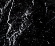 Nahaufnahme einer schwarzen Marmoroberfläche mit weißen Adern, Draufsicht