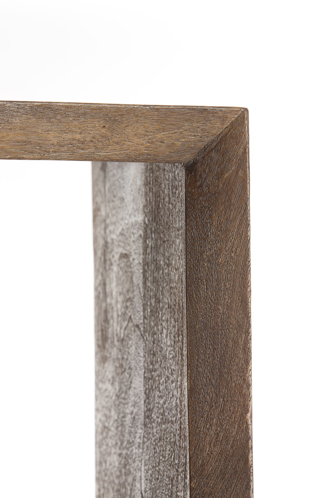 Nahaufnahme eines Holzregals mit sichtbarer Maserung, Perspektive von der Ecke.