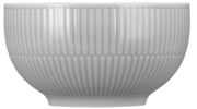 Weiße Müslischale mit geriffeltem Design, seitliche Perspektive
