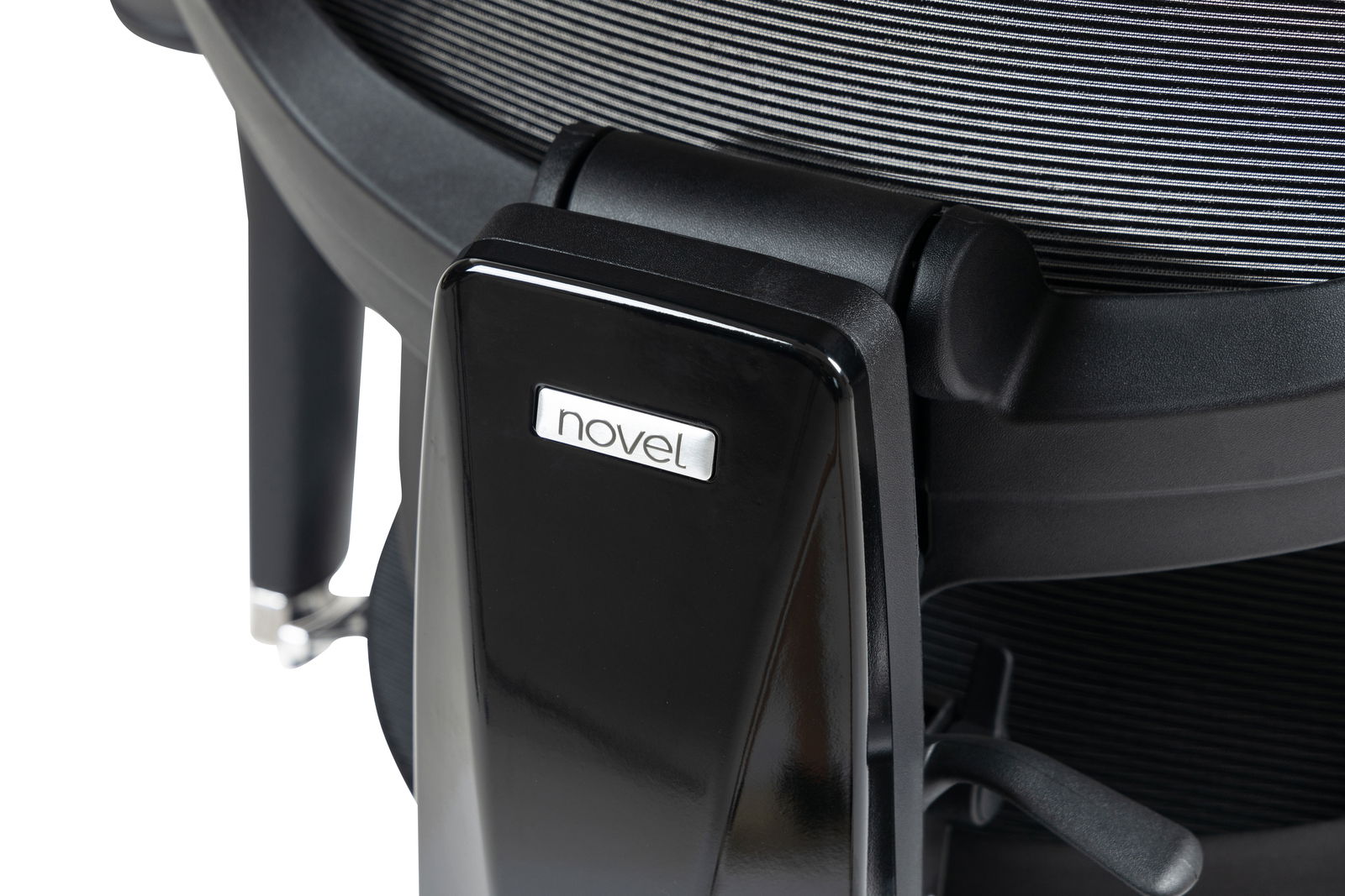 Nahaufnahme der Rückseite eines schwarzen Drehstuhls Novel DOMINIC mit sichtbarem Logo und Hebel.