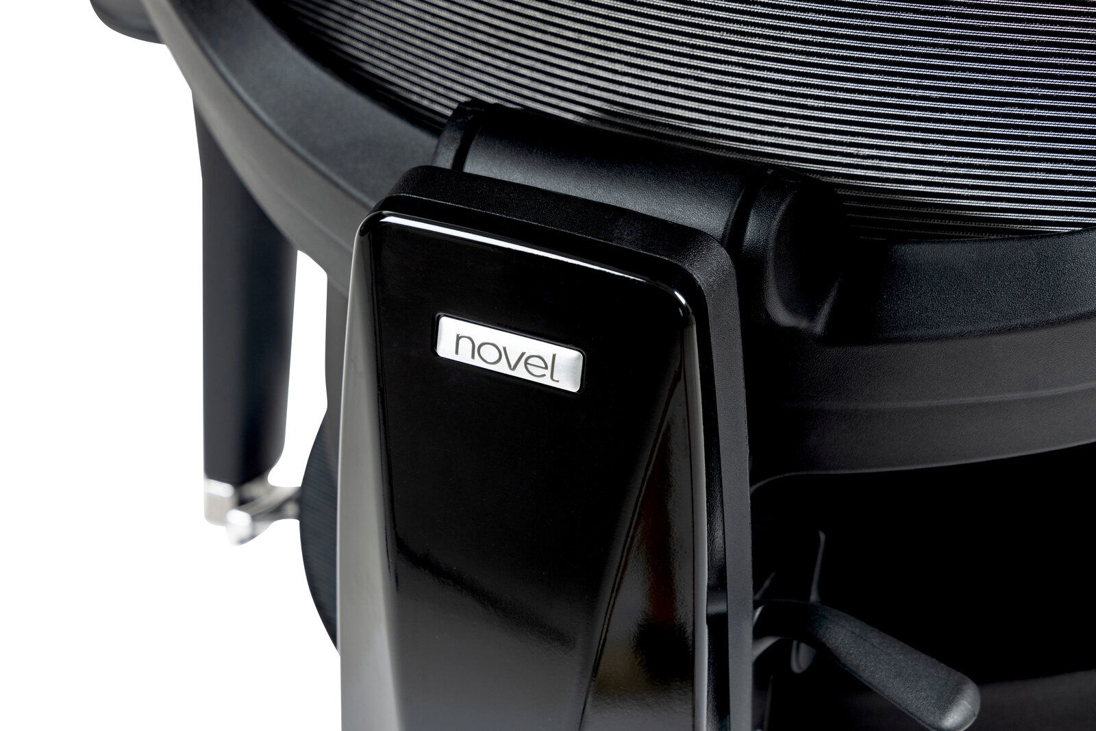 Nahaufnahme der Rückseite eines schwarzen Drehstuhls Novel DOMINIC mit sichtbarem Logo und Hebel.