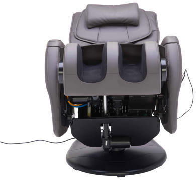 Frontansicht eines modernen Massagesessels in aufrechter Position mit gepolsterten Armlehnen und Fußstützen.