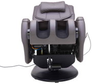 Vooraanzicht van een moderne massagestoel in rechtopstaande positie, met gestoffeerde armleuningen en voetsteunen.