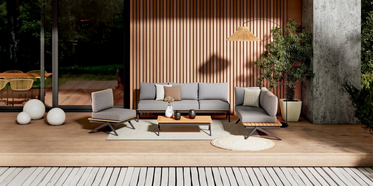 Moderne Loungegarnitur auf einer Terrasse mit Holzwand im Hintergrund, bestehend aus einem Loungesofa, zwei Sesseln und einem Couchtisch, aus der Frontalperspektive betrachtet.