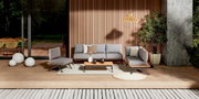 Moderne loungeset op een terras met een houten wand op de achtergrond, bestaande uit een loungebank, twee fauteuils en een salontafel, gezien vanuit een vooraanzicht.