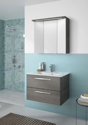 Moderner Badblock mit grauem Waschtisch und Spiegelschrank, seitliche Perspektive