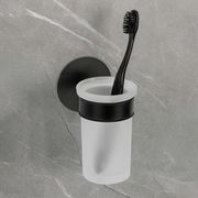 Wandmontierter Zahnputzbecherhalter Uno Melet mit schwarzem Becher und Zahnbürste, seitliche Perspektive.