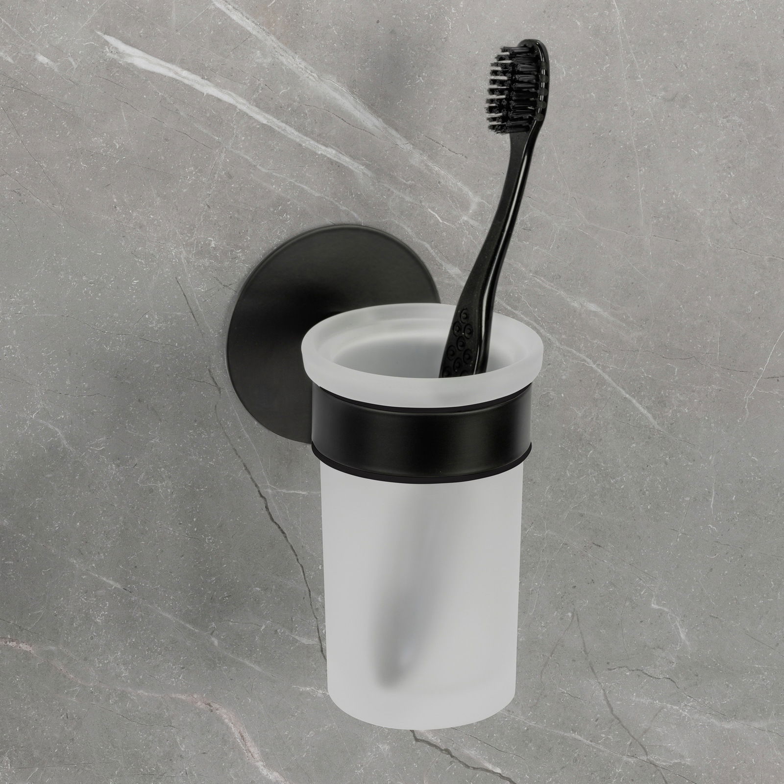 Wandmontierter Zahnputzbecherhalter Uno Melet mit schwarzem Becher und Zahnbürste, seitliche Perspektive.