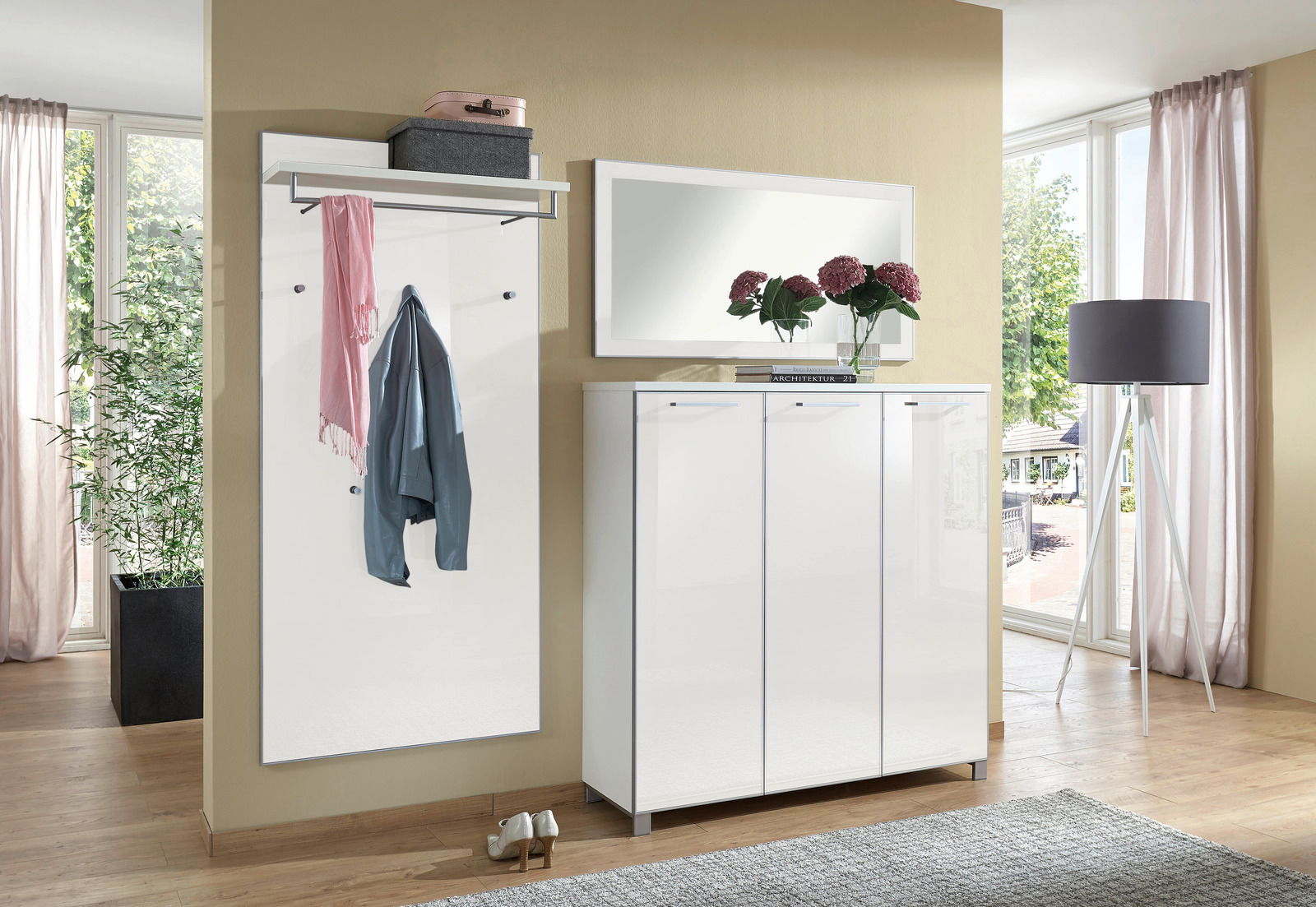 Garderoben-Set 3-tlg. in modernem Design, bestehend aus einem weißen Schrank, einem Spiegel und einer Garderobenleiste mit Haken, seitliche Perspektive.