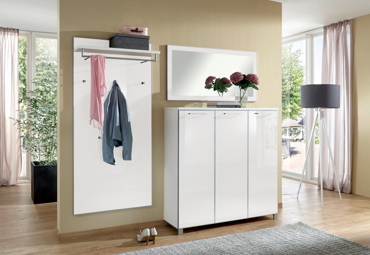 Garderoben-Set 3-tlg. in modernem Design, bestehend aus einem weißen Schrank, einem Spiegel und einer Garderobenleiste mit Haken, seitliche Perspektive.