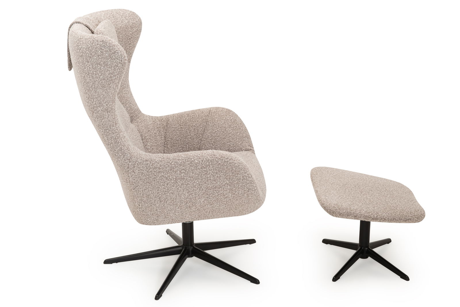 Seitenansicht eines beigen Relaxsessels mit passendem Hocker, beide mit schwarzem Drehfuß.