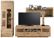 Frontale Ansicht der Livetastic Wandkombination MADERA II aus Holz mit TV-Schrank, Regal und Vitrine, dekoriert mit Büchern, Pflanzen und Skulpturen.
