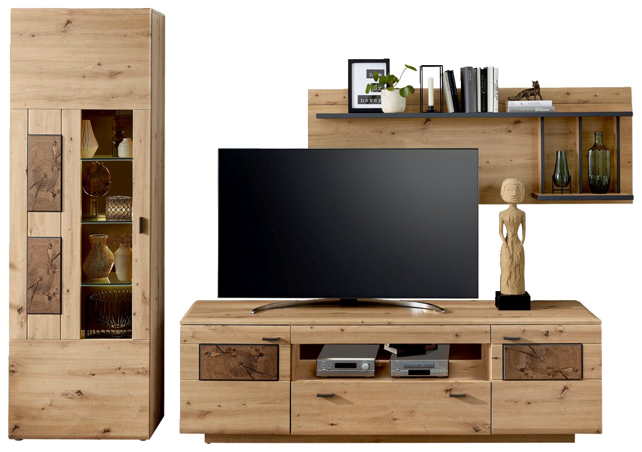 Livetastic Wandkombination MADERA II Frontale Ansicht der Livetastic Wandkombination MADERA II aus Holz mit TV-Schrank, Regal und Vitrine, dekoriert mit Büchern, Pflanzen und Skulpturen.