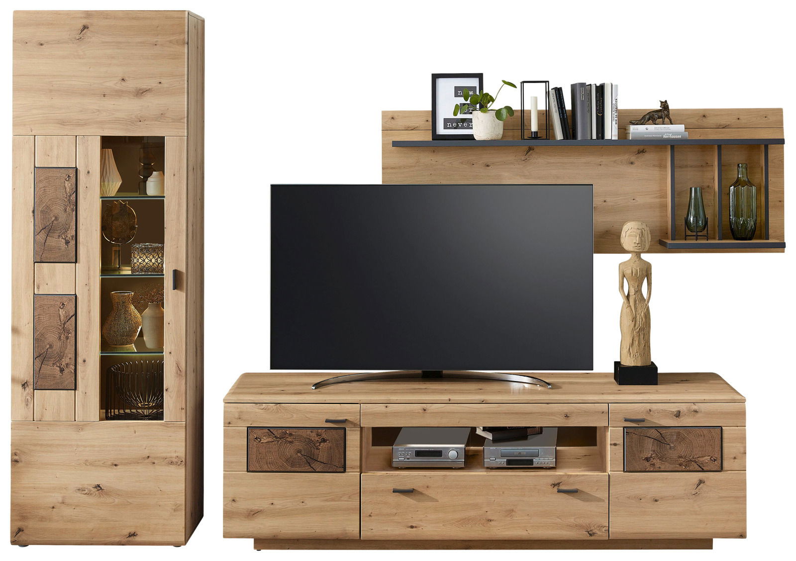Frontale Ansicht der Livetastic Wandkombination MADERA II aus Holz mit TV-Schrank, Regal und Vitrine, dekoriert mit Büchern, Pflanzen und Skulpturen.