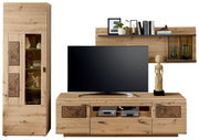 Vooraanzicht van de Livetastic-wandcombinatie MADERA II van hout, met tv-kast, plank en vitrinekast, versierd met boeken, planten en beeldjes.