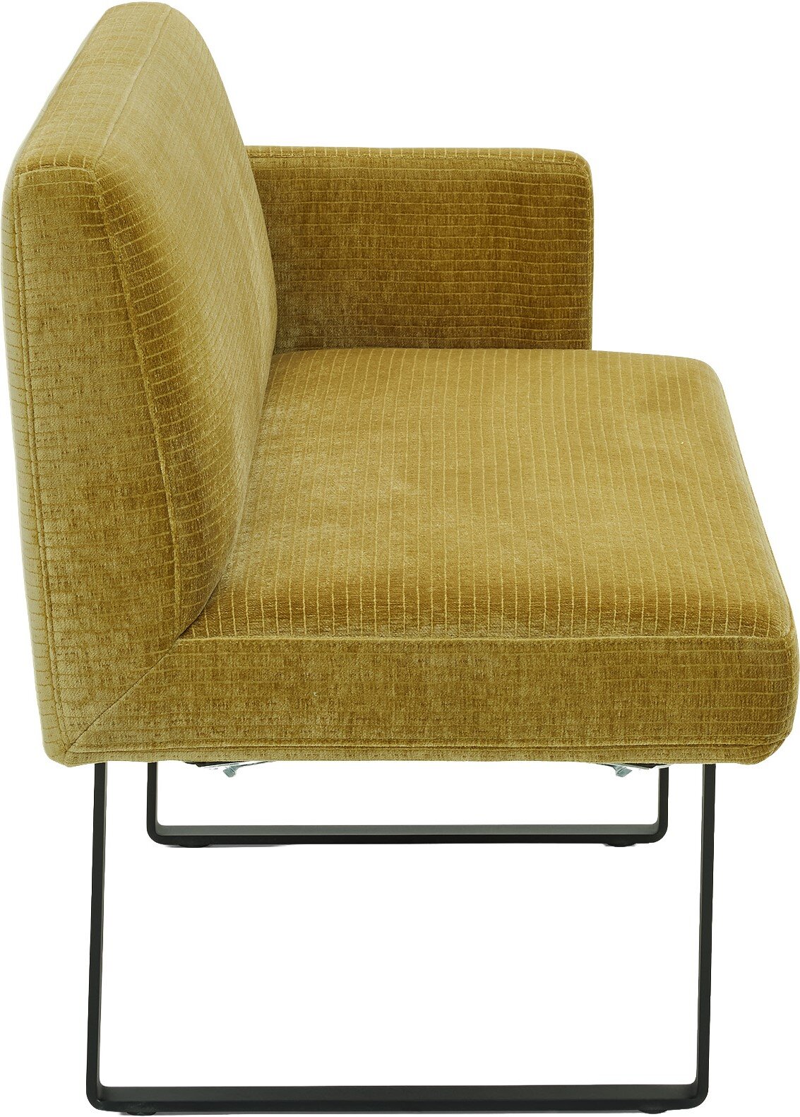 Seitenansicht einer modernen, senfgelben Bank mit rechter Armlehne und schwarzem Metallgestell.
