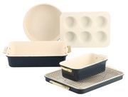 Backformen Set 6-tlg. in verschiedenen Formen und Größen, inklusive runder, rechteckiger und Muffinformen, aus einer seitlichen Perspektive fotografiert.