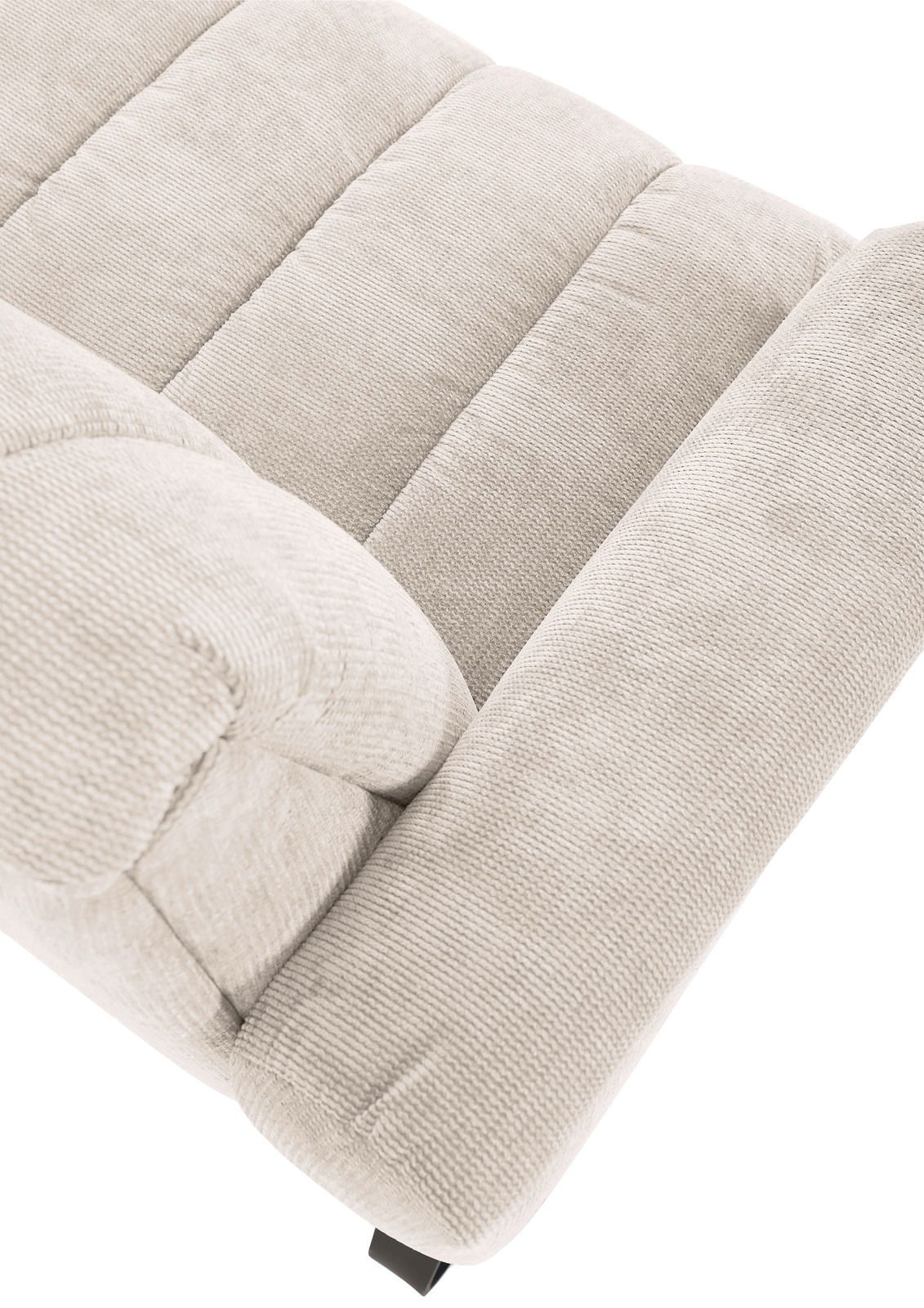Detailansicht einer beigen 2,5er-Sitzbank mit weichem Stoffbezug und gepolsterten Armlehnen.
