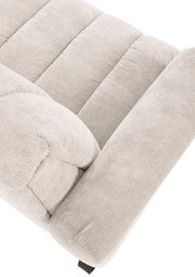 Detailansicht einer beigen 2,5er-Sitzbank mit weichem Stoffbezug und gepolsterten Armlehnen.