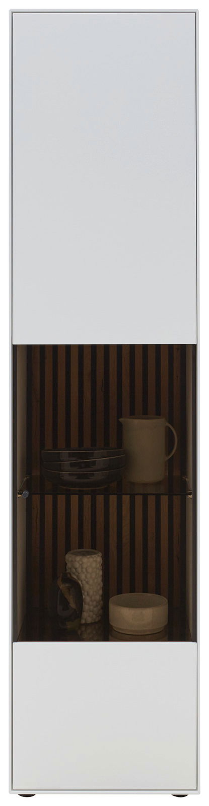 Vitrine mit weißer Front und Glaseinsatz, gefüllt mit dekorativen Objekten, aus der Frontalperspektive.