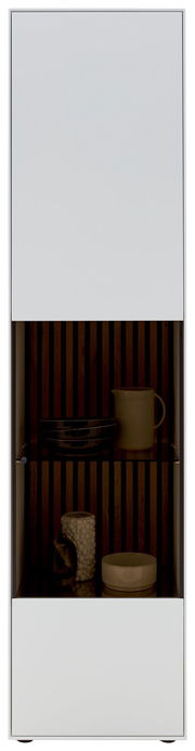 Vitrine mit weißer Front und Glaseinsatz, gefüllt mit dekorativen Objekten, aus der Frontalperspektive.