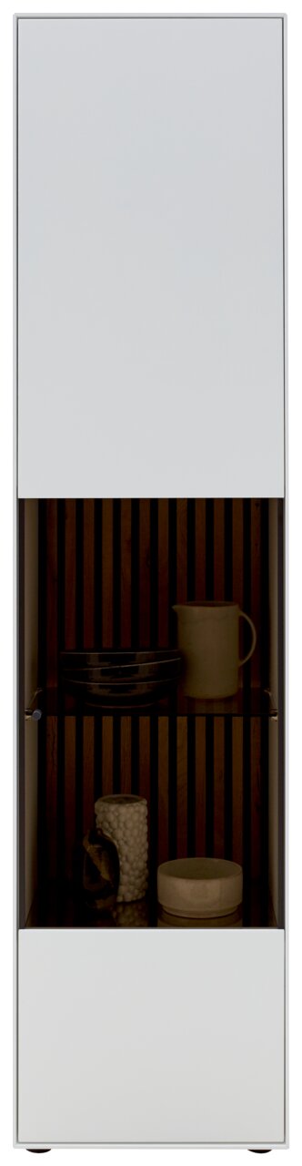 Vitrine mit weißer Front und Glaseinsatz, gefüllt mit dekorativen Objekten, aus der Frontalperspektive.