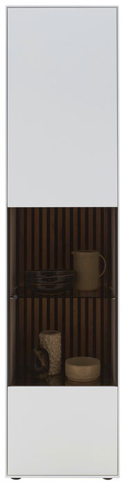 Vitrine mit weißer Front und Glaseinsatz, gefüllt mit dekorativen Objekten, aus der Frontalperspektive.