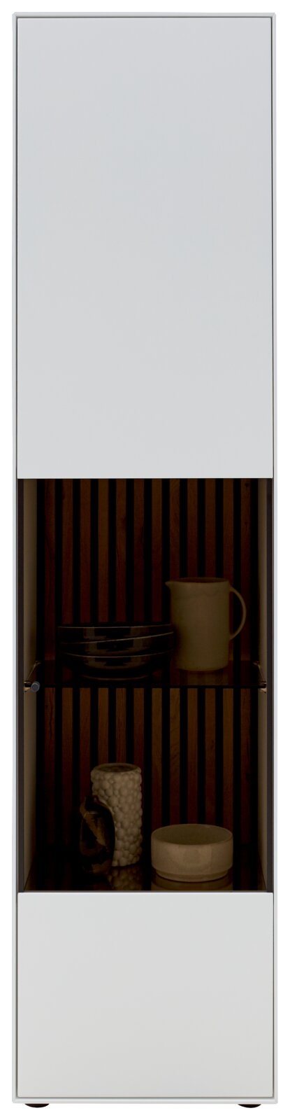 Vitrine met witte voorkant en glazen inzetstuk, gevuld met decoratieve voorwerpen, gezien vanuit het vooraanzicht.