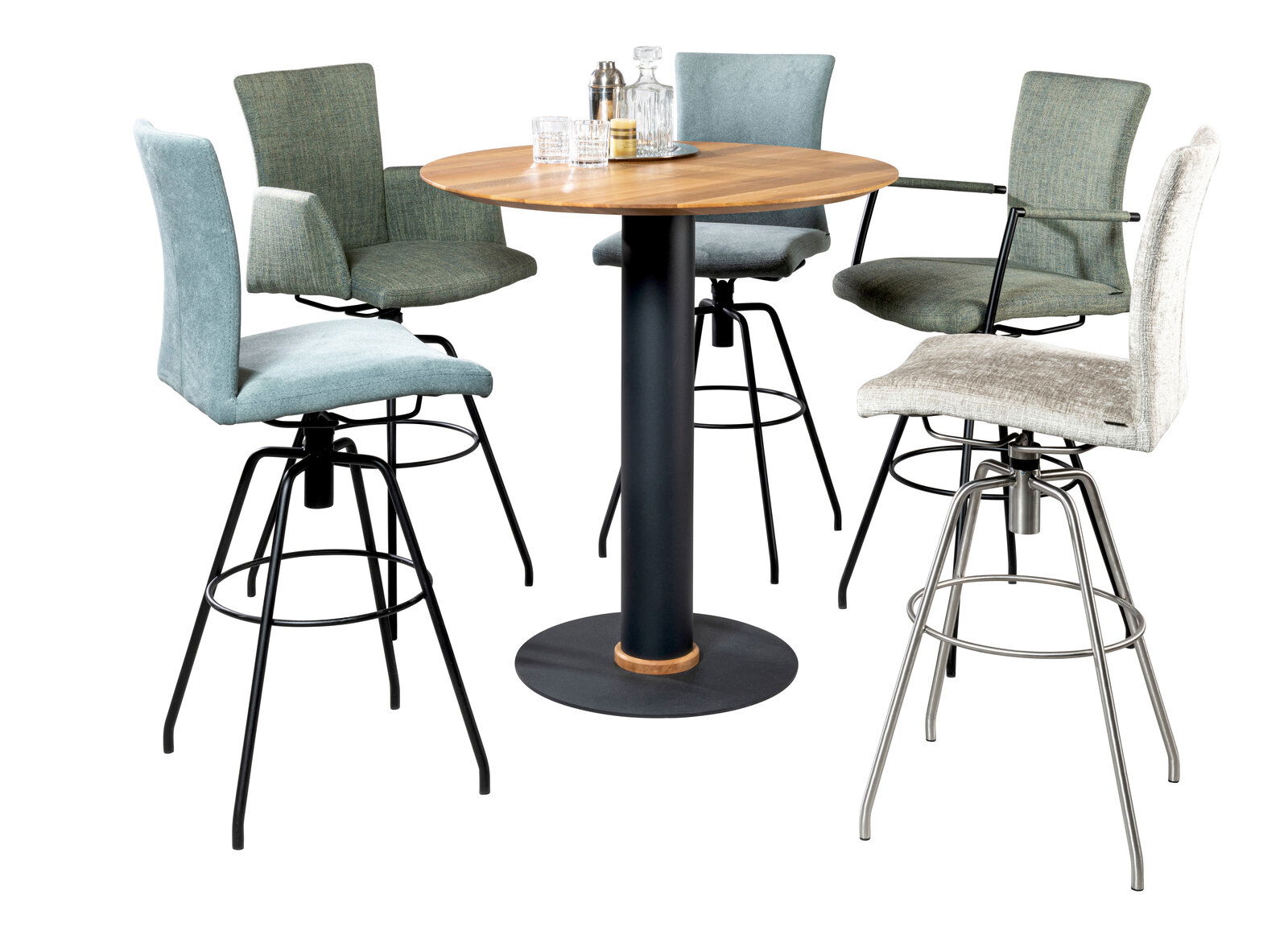 Barhocker und Stehtisch-Set in moderner Perspektive, bestehend aus einem runden Holztisch mit schwarzem Metallfuß und vier gepolsterten Barhockern in verschiedenen Farben.