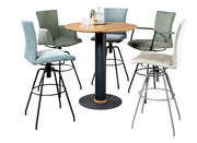 Barhocker und Stehtisch-Set in moderner Perspektive, bestehend aus einem runden Holztisch mit schwarzem Metallfuß und vier gepolsterten Barhockern in verschiedenen Farben.