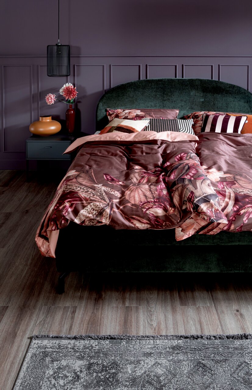 Satijnen beddengoed van 135 x 200 cm in een stijlvol ingerichte slaapkamer met bloemmotief en warme kleuren, gezien vanaf de voorkant.