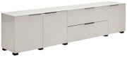 Modernes, langes Sideboard in Hellgrau/Beige mit schwarzen Griffleisten und Füßen, mehrere Türen und Schubladen, freigestellt auf weißem Hintergrund, Perspektive schräg von vorne (3/4-Ansicht).
