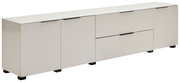 Modernes, langes Sideboard in Hellgrau/Beige mit schwarzen Griffleisten und Füßen, mehrere Türen und Schubladen, freigestellt auf weißem Hintergrund, Perspektive schräg von vorne (3/4-Ansicht).