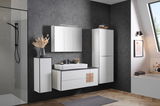 Modernes Badezimmer mit weißem Highboard, Waschbeckenunterschrank und Spiegelschrank, seitliche Perspektive