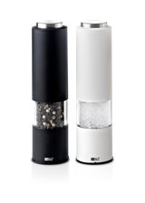 Zwei moderne Mühlen, eine schwarz und eine weiß, gefüllt mit Pfefferkörnern und grobem Salz, aus der Frontalperspektive.