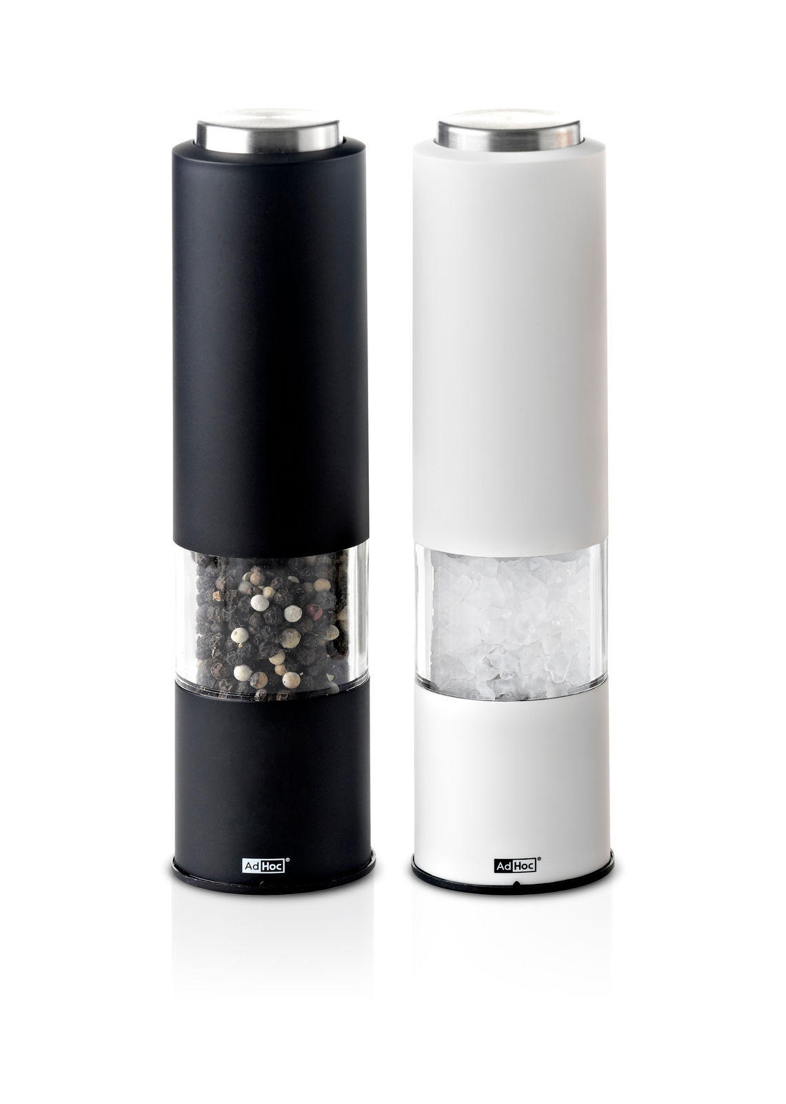 Zwei moderne Mühlen, eine schwarz und eine weiß, gefüllt mit Pfefferkörnern und grobem Salz, aus der Frontalperspektive.