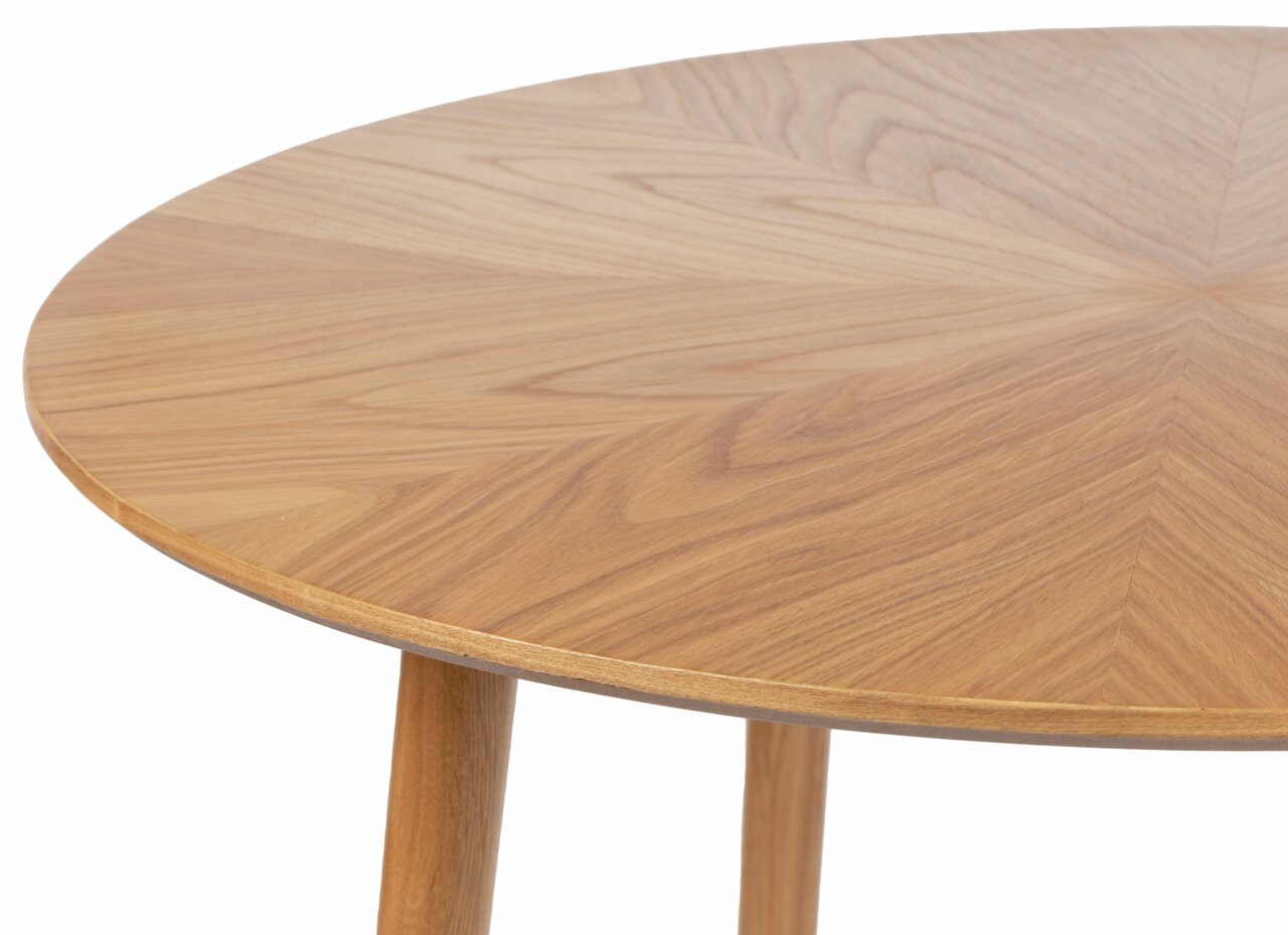 Nahaufnahme eines runden Esstisches aus Holz mit sichtbarer Maserung, von oben betrachtet.