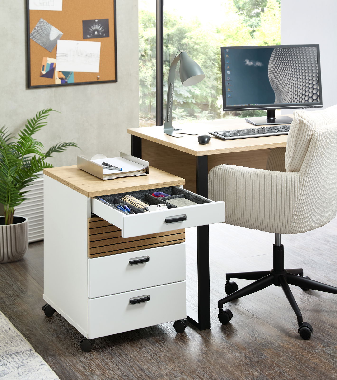 Rollcontainer mit drei Schubladen, auf Rollen, in einem modernen Büro, seitliche Perspektive.