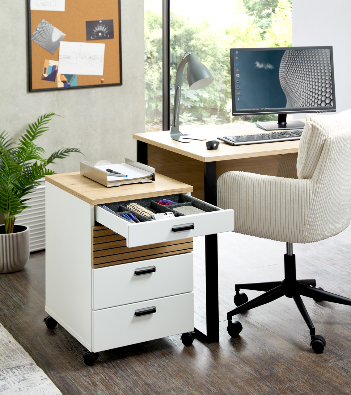 Rollcontainer mit drei Schubladen, auf Rollen, in einem modernen Büro, seitliche Perspektive.